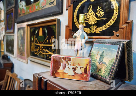 Antike beliebte Wohnaccessoires von der Mitte des zwanzigsten Jahrhunderts im Antiquitäten- und Shop in Konya, Türkei Stockfoto