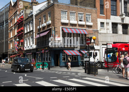 Covent Garten zentrale London UK Fußgänger Überquerung Menschen und die berühmten Pub Marquess of Anglesey auf Bow Street Stockfoto