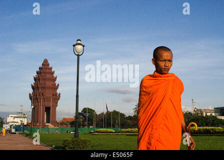 Mönch an der Unabhängigkeits-Denkmal in Phnom Penh, Kambodscha, Asien. Die Unabhängigkeits-Denkmal in Phnom Penh, Hauptstadt von Kambodscha, war Stockfoto