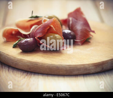 Schinken mit Oliven und Rosmarin Stockfoto