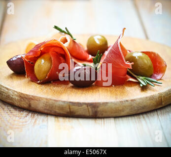 Schinken mit Oliven und Rosmarin Stockfoto