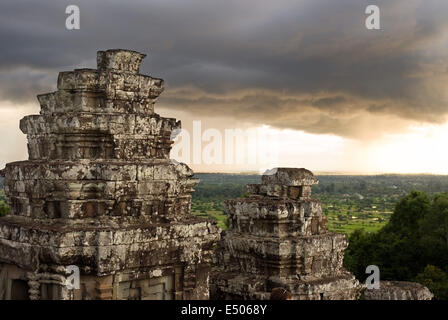 Phnom Bakheng Tempel. Phnom Bakheng ist einer der ältesten Tempel Angkors. Es entstand als ein Staatstempel zwischen dem späten neunten und frühen zehnten Jahrhundert, als König Yasovarman gebaut als das Herzstück seiner neuen Hauptstadt Yasodharapura, später in Angkor absorbiert. Der erste Berg-Stil Tempel dort, stellt Phnom Bakheng Berg Meru, Heimat der hinduistischen Götter. Trotz seiner architektonischen und historischen Bedeutung ist der Tempel heute beliebt vor allem für seine Panoramablick von Angkor Wat, vor allem bei Sonnenuntergang. Stockfoto