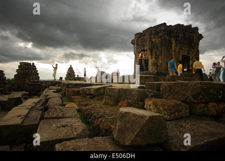 Phnom Bakheng Tempel. Phnom Bakheng ist einer der ältesten Tempel Angkors. Es entstand als ein Staatstempel zwischen dem späten neunten und frühen zehnten Jahrhundert, als König Yasovarman gebaut als das Herzstück seiner neuen Hauptstadt Yasodharapura, später in Angkor absorbiert. Der erste Berg-Stil Tempel dort, stellt Phnom Bakheng Berg Meru, Heimat der hinduistischen Götter. Trotz seiner architektonischen und historischen Bedeutung ist der Tempel heute beliebt vor allem für seine Panoramablick von Angkor Wat, vor allem bei Sonnenuntergang. Stockfoto