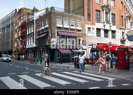 Covent Garten zentrale London UK Fußgänger Überquerung Menschen und die berühmten Pub Marquess of Anglesey auf Bow Street Stockfoto