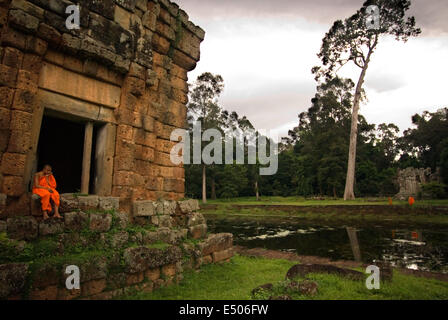 Buddhistischer Mönch an den Tempeln von Kleangs & Prasat Suor Prat. Angkor Thom. Rechteckiger Sandstein Bauset gegenüber der Terras Stockfoto