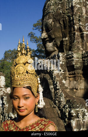 Apsara-Tänzerinnen im Bayon. Die Wände der Tempel sind mit mehr als 1.700 Reliefs mit der Apsaras zierte; himmlische Nymphen, die Stockfoto