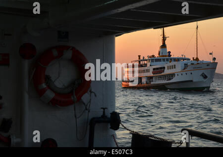 Blick von der Fähre zurück nach Istanbul von den Prinzeninseln. Eine andere Fähre kann im Hintergrund zu sehen.  Große Zahlen Stockfoto