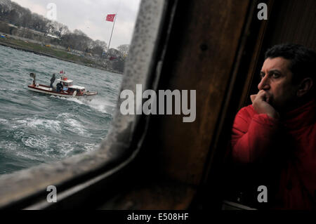 Ein Passagier träumt an Bord einer Fähre von Eminönü nach der asiatischen Küste zu segeln. Stockfoto