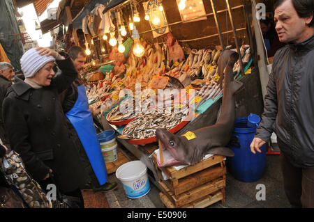 Auf dem Fischmarkt in Üsküdar auf der asiatischen Seite von Istanbul. Eine Shopper reagiert, wie sie einen kleinen Hai auf dem Display sieht. Stockfoto