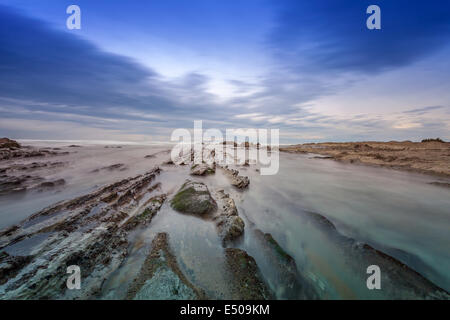 Felsformation am Strand von Atxabiribil (Bilbao) Stockfoto
