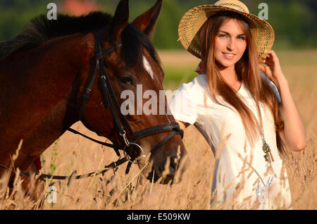 Die Frau auf einem Pferd im Feld Stockfoto