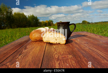 Hausgemachtes Brot und Milch Becher Stockfoto