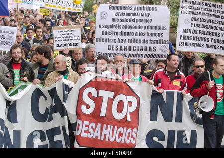 16. Februar 2013 März - Santander, Spanien - mehrere hundert Menschen durch die Innenstadt aus Protest gegen die Räumung Stockfoto