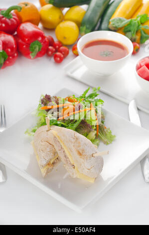 Thunfisch und Käse-Sandwich mit Salat Stockfoto