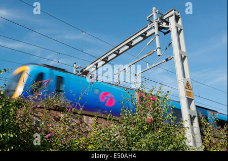 Ein erstes TransPennine ADtranz / Bombardier Express Class 170 Turbostar verläuft entlang einer elektrifizierten Bahnstrecke in Manchester. Stockfoto