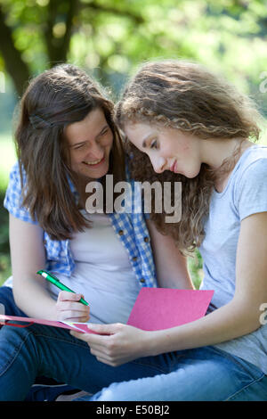 Glücklich College-Studenten zusammen arbeiten Stockfoto