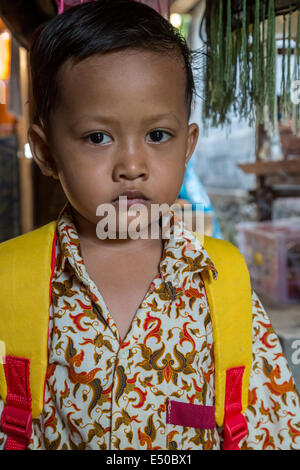 Bali, Indonesien.   Balinesische Hindu Junge, Tenganan Dorf. Stockfoto