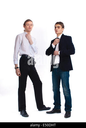 zwei junge Männer auf einem weißen Hintergrund Stockfoto