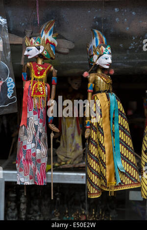 Bali, Indonesien.   Puppe Puppen zum Verkauf in einem Geschäft.  Tenganan Dorf. Stockfoto