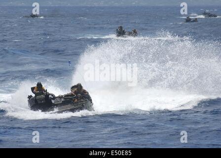 Kaneohe Bay, Hallo. 10. Juli 2014. 18. Juli: Amphibious Assault Fahrzeuge (AAV) des US Marine Corps besuchen eine Anlandung als ein Teil des Pacific Rim gemeinsame Übung oder Rand des Pazifik (RIMPAC) 2014 M-01 aus nassen Einschiffung in Kriegsschiff, USS Rushmore LSD-47 am 9. Juli 2014 in Kaneohe Bay, Oahu, Hawaii. Insgesamt 13 Stücke des AAV und 2 Landing Vehicle verfolgt (LVT)-7 würde Landung in eine Reihe von mechanischen Übungen in Invasion Landungen in MCTAB (Marine Corps Training Bereich Balg) © Sijori Bilder/ZUMA Draht/Alamy Live News Stockfoto