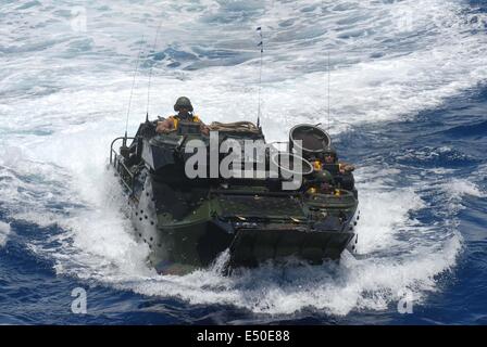 Kaneohe Bay, Hallo. 10. Juli 2014. 18. Juli: Amphibious Assault Fahrzeuge (AAV) des US Marine Corps besuchen eine Anlandung als ein Teil des Pacific Rim gemeinsame Übung oder Rand des Pazifik (RIMPAC) 2014 M-01 aus nassen Einschiffung in Kriegsschiff, USS Rushmore LSD-47 am 9. Juli 2014 in Kaneohe Bay, Oahu, Hawaii. Insgesamt 13 Stücke des AAV und 2 Landing Vehicle verfolgt (LVT)-7 würde Landung in eine Reihe von mechanischen Übungen in Invasion Landungen in MCTAB (Marine Corps Training Bereich Balg) © Sijori Bilder/ZUMA Draht/Alamy Live News Stockfoto