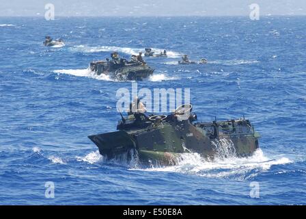 Kaneohe Bay, Hallo. 10. Juli 2014. 18. Juli: Amphibious Assault Fahrzeuge (AAV) des US Marine Corps besuchen eine Anlandung als ein Teil des Pacific Rim gemeinsame Übung oder Rand des Pazifik (RIMPAC) 2014 M-01 aus nassen Einschiffung in Kriegsschiff, USS Rushmore LSD-47 am 9. Juli 2014 in Kaneohe Bay, Oahu, Hawaii. Insgesamt 13 Stücke des AAV und 2 Landing Vehicle verfolgt (LVT)-7 würde Landung in eine Reihe von mechanischen Übungen in Invasion Landungen in MCTAB (Marine Corps Training Bereich Balg) © Sijori Bilder/ZUMA Draht/Alamy Live News Stockfoto