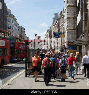 Der Strang central London UK voll mit Besuchern und Käufern Stockfoto