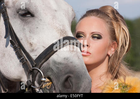 Pferd und Butiful Frau von Angesicht zu Angesicht Stockfoto