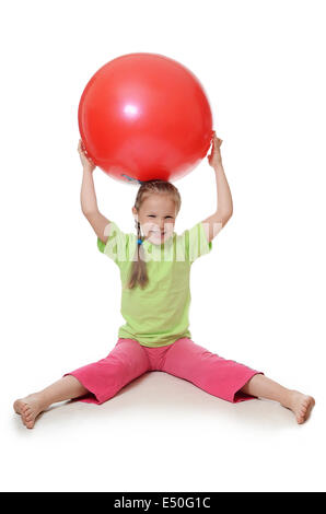 Kleines Mädchen mit einem Gymnastik ball Stockfoto