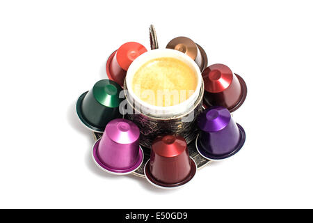 leckeren Kaffeekapseln um Kaffeetasse Stockfoto