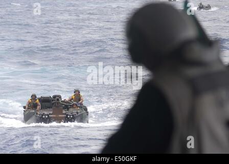 Kaneohe Bay, Hallo. 10. Juli 2014. 18. Juli: Amphibious Assault Fahrzeuge (AAV) des US Marine Corps besuchen eine Anlandung als ein Teil des Pacific Rim gemeinsame Übung oder Rand des Pazifik (RIMPAC) 2014 M-01 aus nassen Einschiffung in Kriegsschiff, USS Rushmore LSD-47 am 9. Juli 2014 in Kaneohe Bay, Oahu, Hawaii. Insgesamt 13 Stücke des AAV und 2 Landing Vehicle verfolgt (LVT)-7 würde Landung in eine Reihe von mechanischen Übungen in Invasion Landungen in MCTAB (Marine Corps Training Bereich Balg) © Sijori Bilder/ZUMA Draht/Alamy Live News Stockfoto