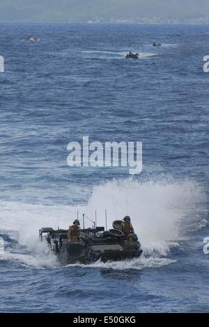 Kaneohe Bay, Hallo. 10. Juli 2014. 18. Juli: Amphibious Assault Fahrzeuge (AAV) des US Marine Corps besuchen eine Anlandung als ein Teil des Pacific Rim gemeinsame Übung oder Rand des Pazifik (RIMPAC) 2014 M-01 aus nassen Einschiffung in Kriegsschiff, USS Rushmore LSD-47 am 9. Juli 2014 in Kaneohe Bay, Oahu, Hawaii. Insgesamt 13 Stücke des AAV und 2 Landing Vehicle verfolgt (LVT)-7 würde Landung in eine Reihe von mechanischen Übungen in Invasion Landungen in MCTAB (Marine Corps Training Bereich Balg) © Sijori Bilder/ZUMA Draht/Alamy Live News Stockfoto