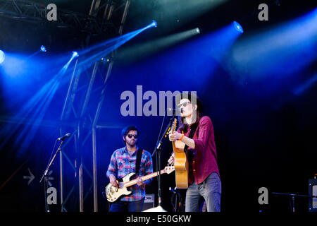 James Bay tritt auf der Hauptbühne beim Larmer Tree Festival am Donnerstag, den 17. Juli 2014 auf. Stockfoto