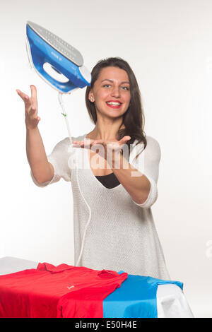 Frau zu werfen, ein Bügeleisen Stockfoto