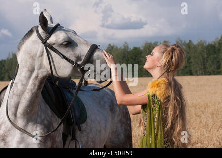 Pferd und Butiful Frau von Angesicht zu Angesicht Stockfoto