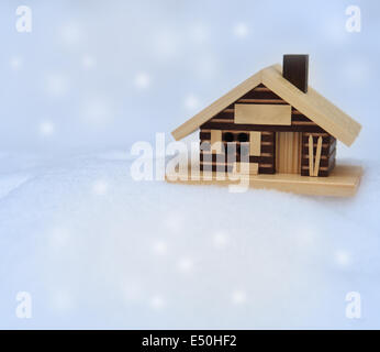 Kleines Holzhaus auf der weißen Neuschnee Stockfoto