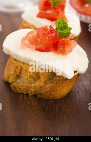 Bruschetta mit Mozzarella und Tomaten Stockfoto