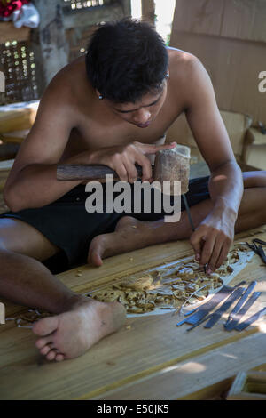 Bali, Indonesien.  Holzschnitzer Carving-Design in Türrahmen in Woodworkers Workshop. Stockfoto