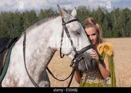 Pferd und Butiful Frau von Angesicht zu Angesicht Stockfoto