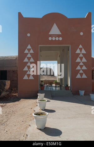 Kerma Zivilisation Komplex Museum und westlichen Deffufa (sichtbar durch die "Tür"), Kerma, Nord-Sudan Stockfoto