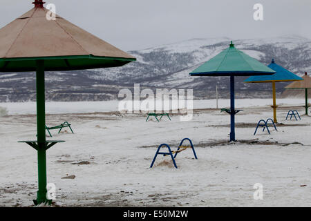 Verschneite verlassenen Spielplatz Klettern Frame Sonnenschirm Stockfoto