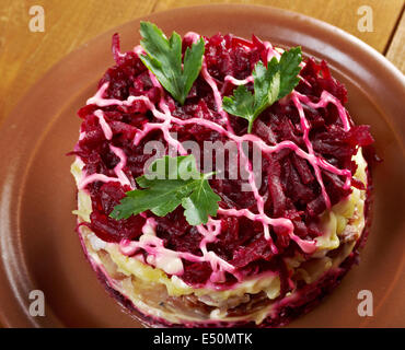 Gekleidete Hering - russischer Salat Stockfoto