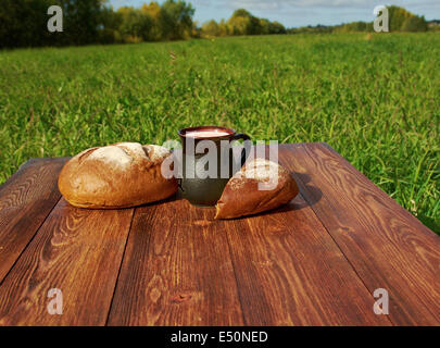 Hausgemachtes Brot und Milch Becher Stockfoto