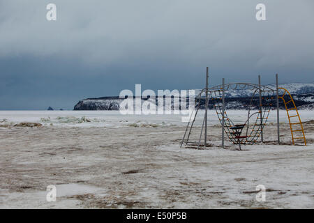 Verschneite verlassenen Spielplatz Klettern Frame Sonnenschirm Stockfoto