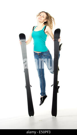 Mädchen hält Ski im studio Stockfoto