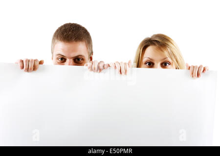 paar spähen aus hinter dem Stand Stockfoto