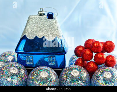 Silvester Ball und Spielzeug kleine Haus blau Stockfoto