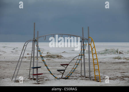 Verschneite verlassenen Spielplatz Klettergerüst Stockfoto