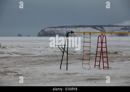 Verschneite verlassenen Spielplatz Klettern Frame Sonnenschirm Stockfoto