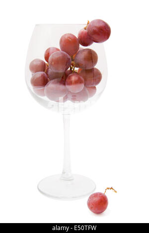 rote Trauben in ein Glas Wein Stockfoto